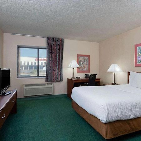 La Quinta Inn By Wyndham Indianapolis East-Post Drive Exterior foto